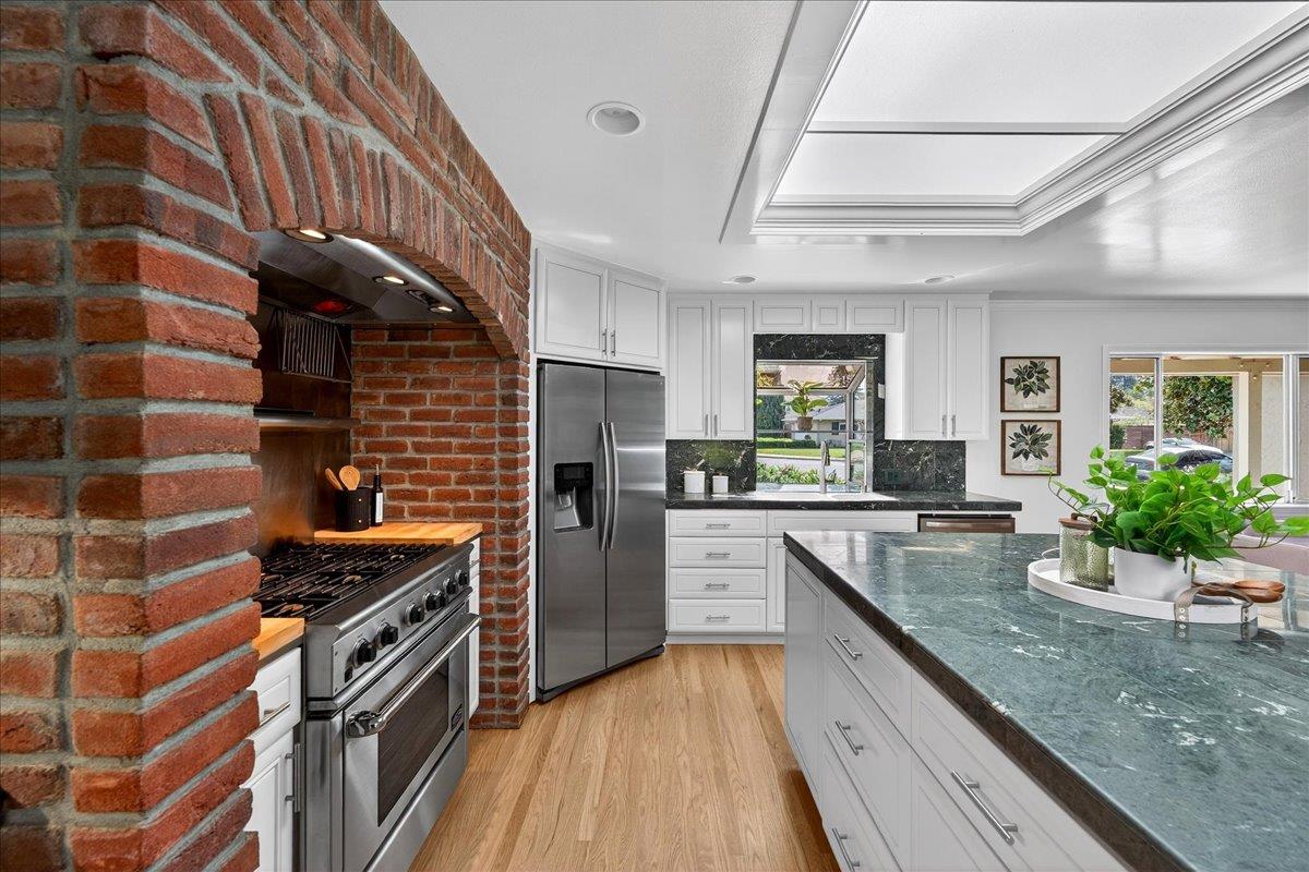 Detail Gallery Image 16 of 46 For 1312 Lubich Dr, Mountain View,  CA 94040 - 4 Beds | 2/1 Baths