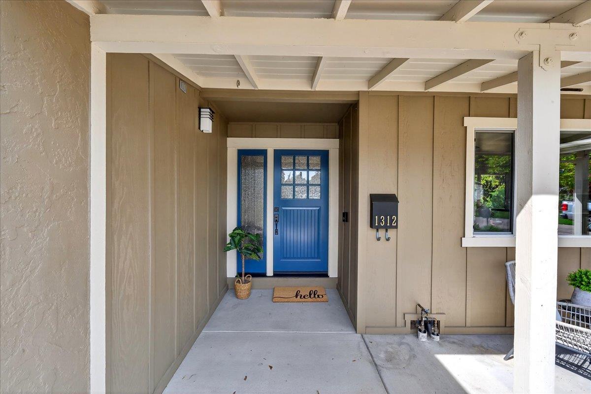 Detail Gallery Image 6 of 46 For 1312 Lubich Dr, Mountain View,  CA 94040 - 4 Beds | 2/1 Baths