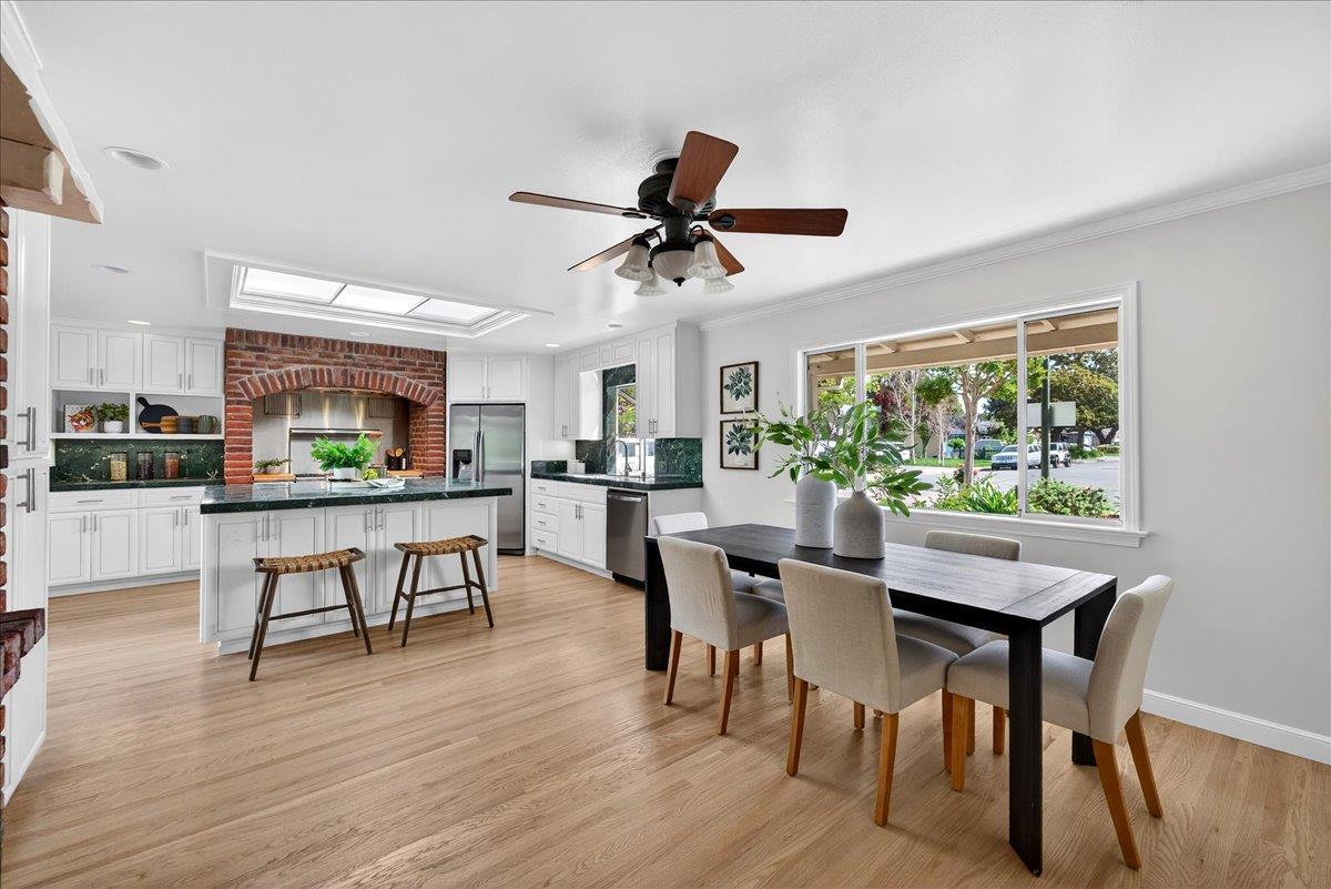 Detail Gallery Image 9 of 46 For 1312 Lubich Dr, Mountain View,  CA 94040 - 4 Beds | 2/1 Baths