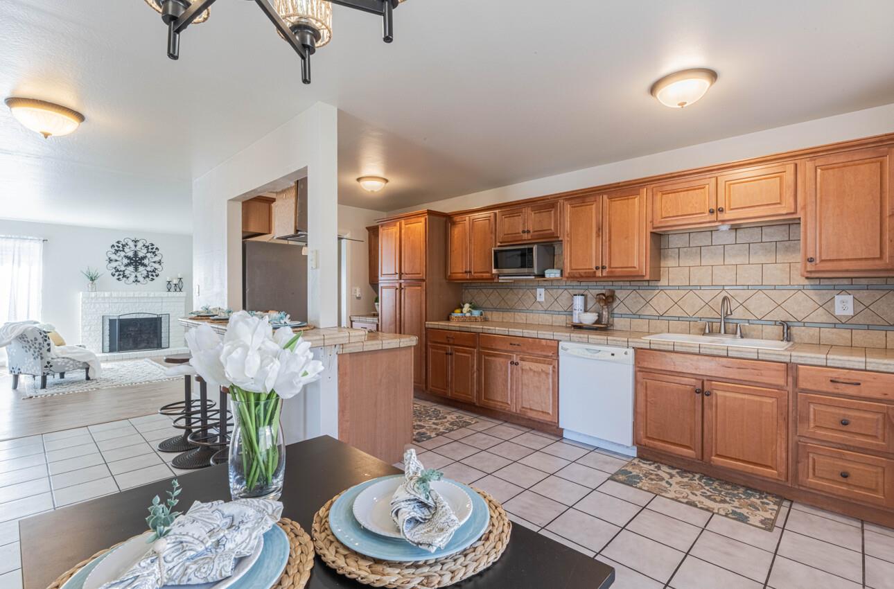 Detail Gallery Image 10 of 27 For 1489 Lassen Ave, Salinas,  CA 93906 - 4 Beds | 2 Baths