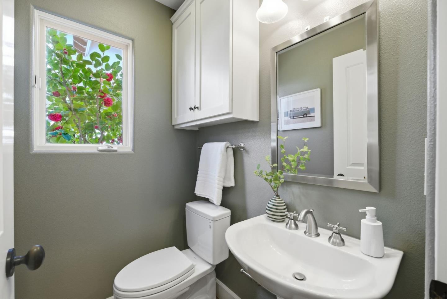 Detail Gallery Image 7 of 20 For 1333 Hoover St, Menlo Park,  CA 94025 - 2 Beds | 2/1 Baths
