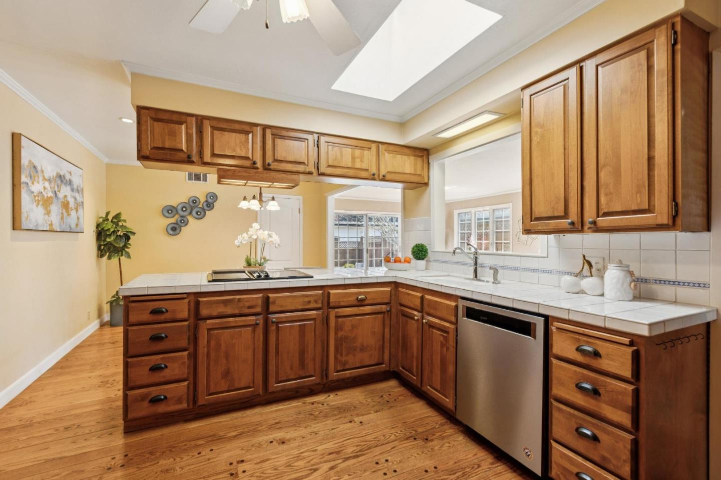 Detail Gallery Image 10 of 30 For 40 Robin Way, San Carlos,  CA 94070 - 2 Beds | 2 Baths