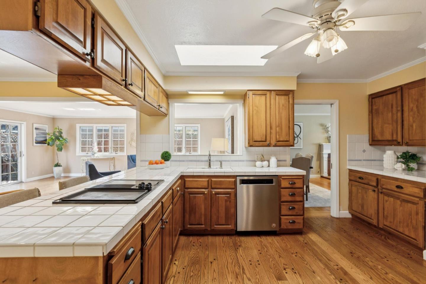 Detail Gallery Image 9 of 30 For 40 Robin Way, San Carlos,  CA 94070 - 2 Beds | 2 Baths