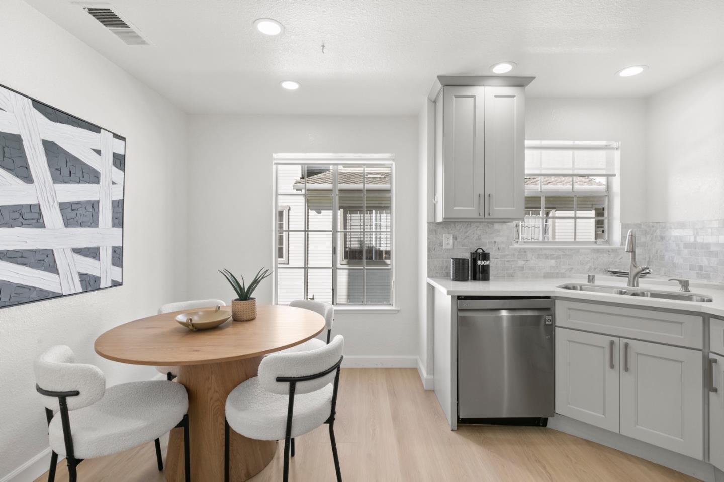 Detail Gallery Image 10 of 29 For 975 Belmont Ter #2,  Sunnyvale,  CA 94086 - 2 Beds | 2/1 Baths