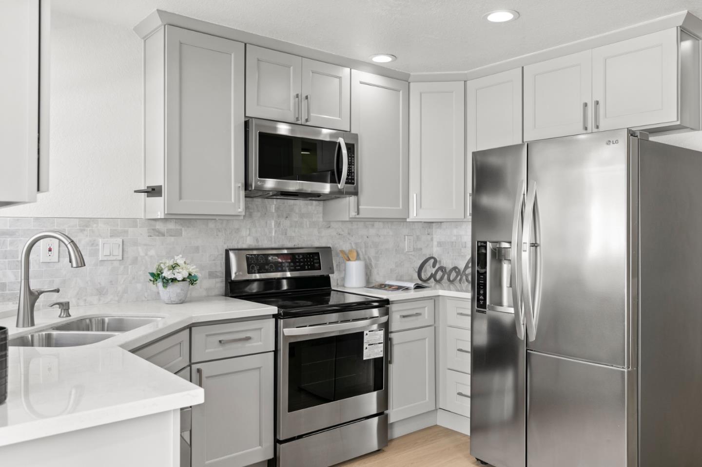 Detail Gallery Image 8 of 29 For 975 Belmont Ter #2,  Sunnyvale,  CA 94086 - 2 Beds | 2/1 Baths