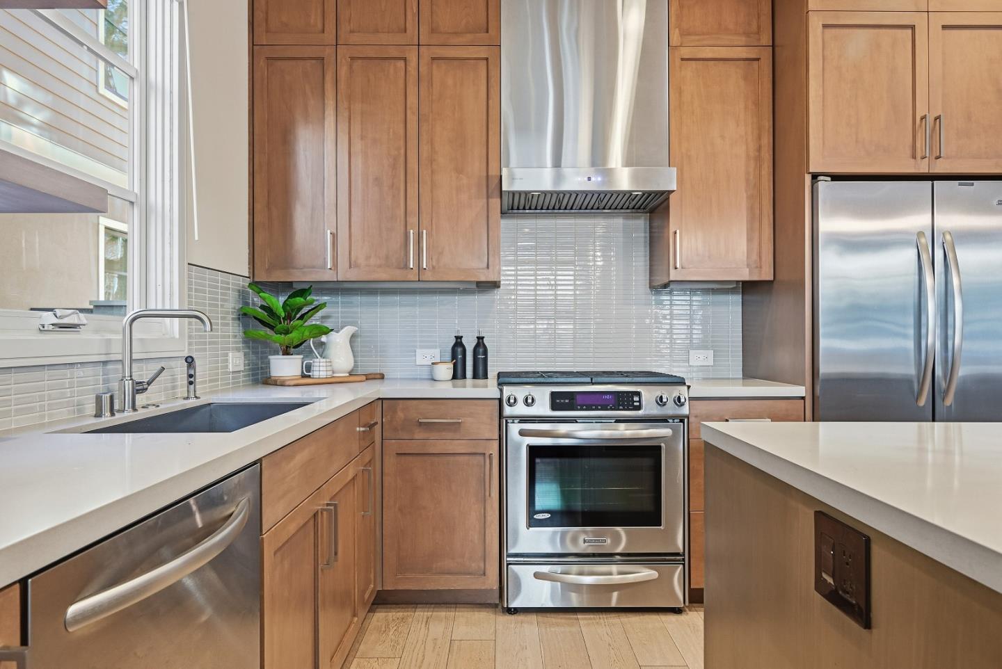 Detail Gallery Image 10 of 29 For 958 California St, Mountain View,  CA 94041 - 4 Beds | 2/1 Baths