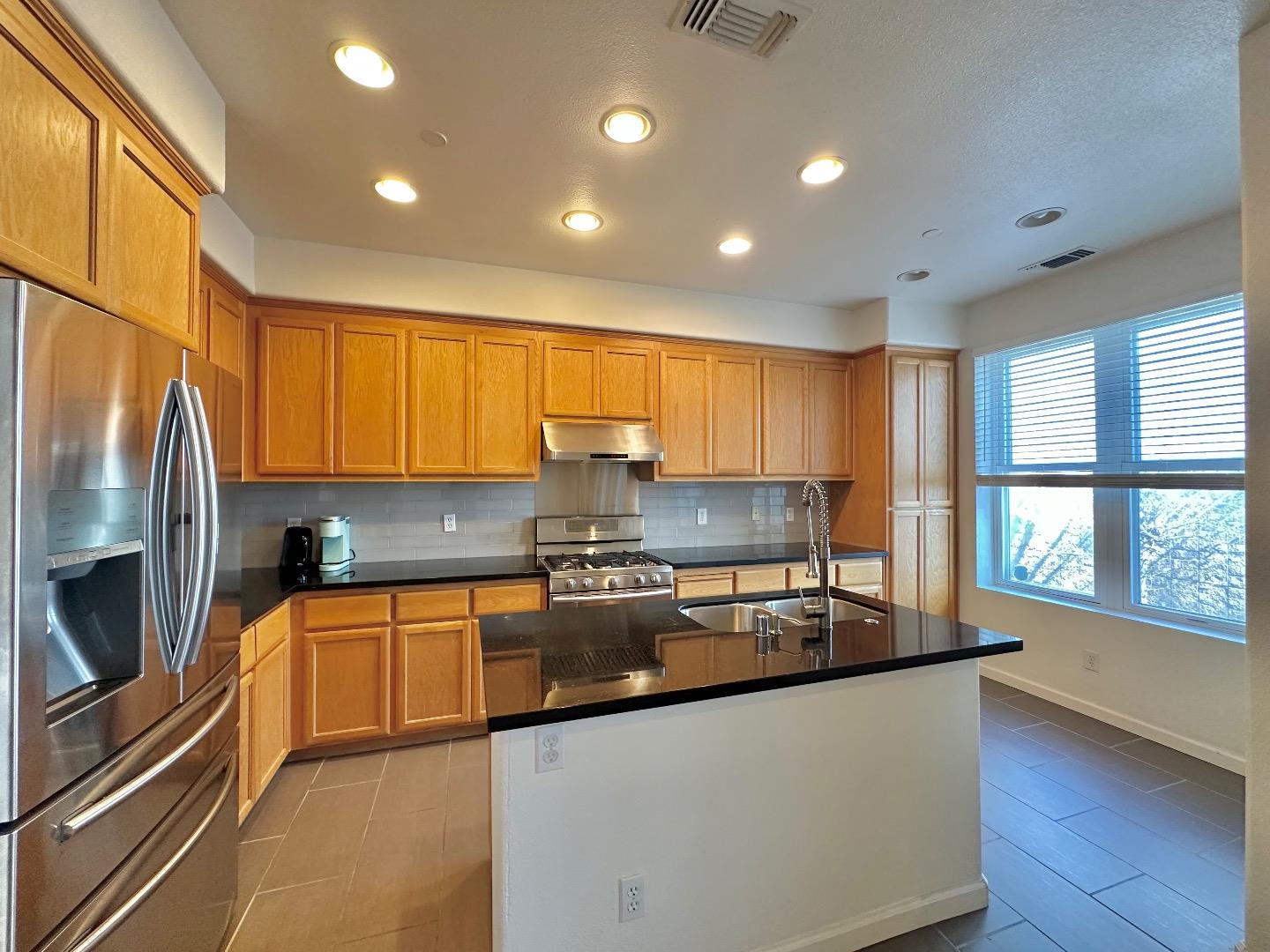 Detail Gallery Image 8 of 27 For 1343 Wayne Way, San Mateo,  CA 94403 - 3 Beds | 2/1 Baths