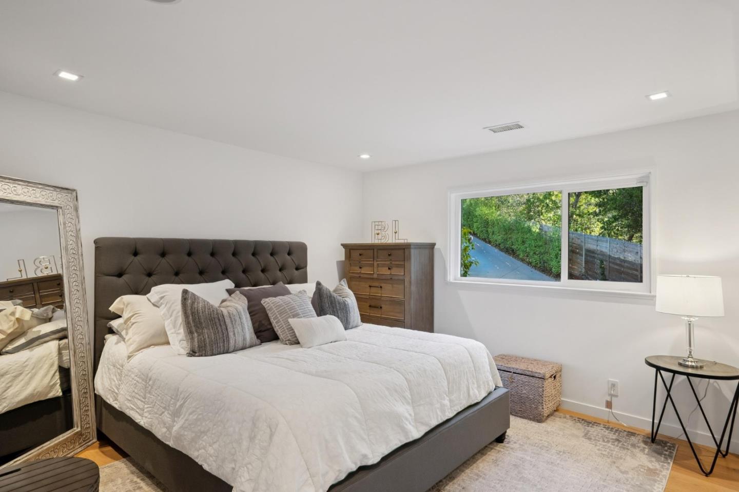 Detail Gallery Image 29 of 46 For 2620 Summit Dr, Burlingame,  CA 94010 - 4 Beds | 3/1 Baths