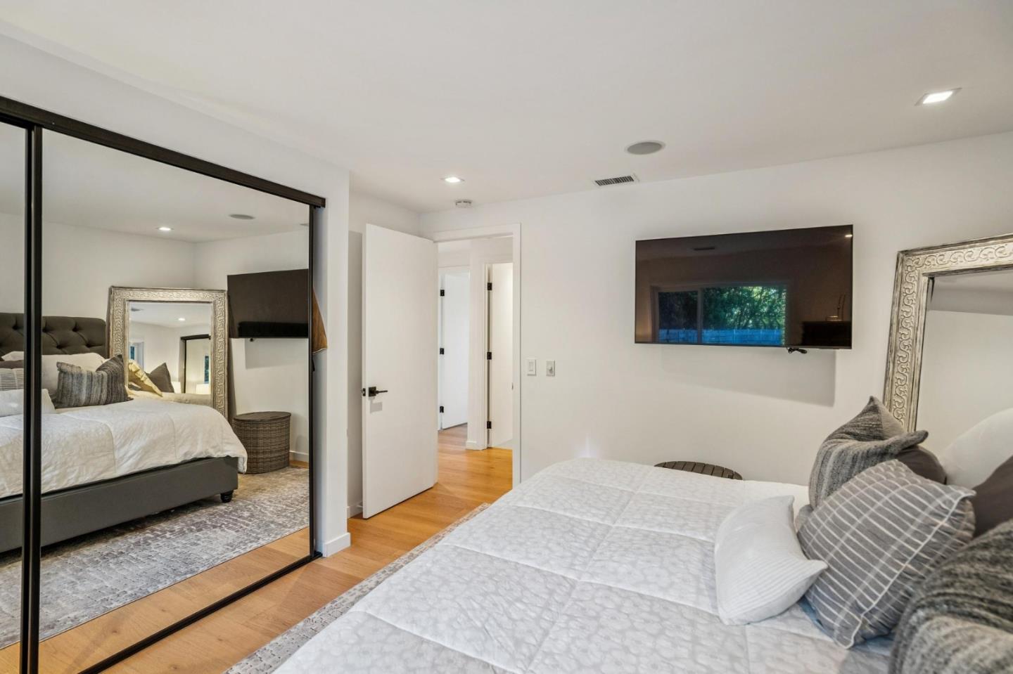 Detail Gallery Image 30 of 46 For 2620 Summit Dr, Burlingame,  CA 94010 - 4 Beds | 3/1 Baths