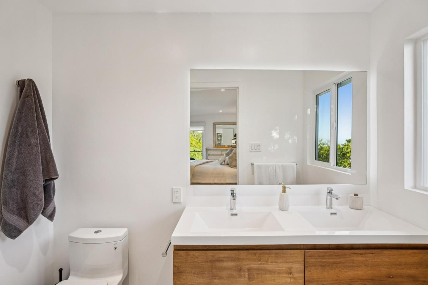 Detail Gallery Image 37 of 46 For 2620 Summit Dr, Burlingame,  CA 94010 - 4 Beds | 3/1 Baths