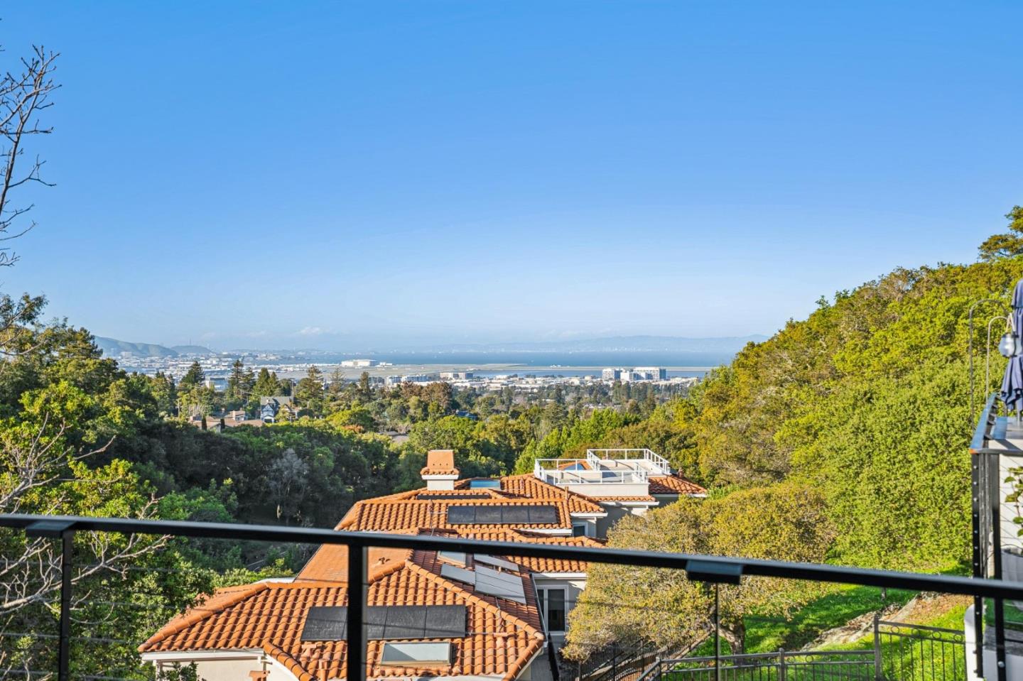 Detail Gallery Image 6 of 46 For 2620 Summit Dr, Burlingame,  CA 94010 - 4 Beds | 3/1 Baths