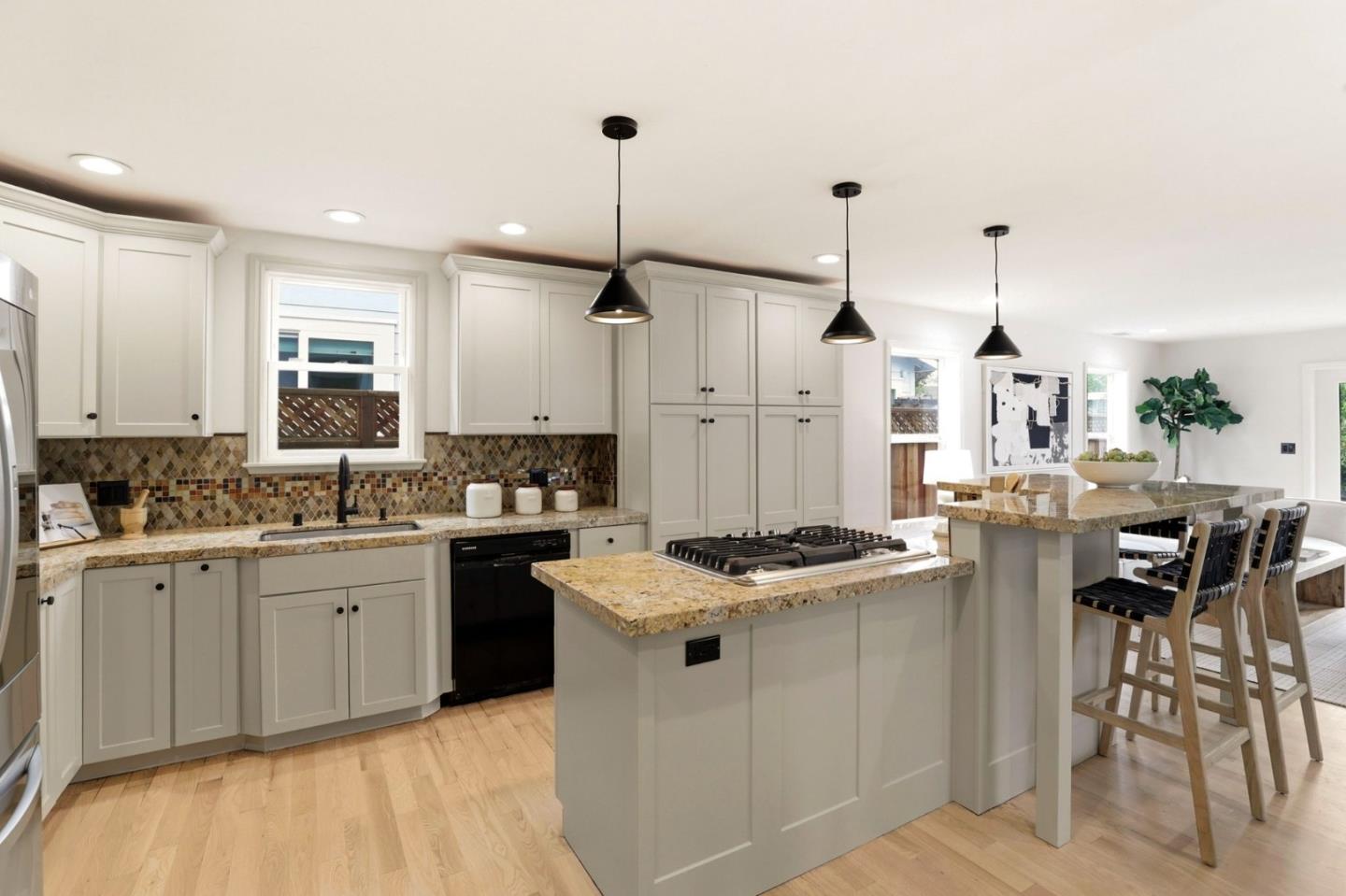 Detail Gallery Image 11 of 35 For 1440 Howard Ave, San Carlos,  CA 94070 - 3 Beds | 2/1 Baths