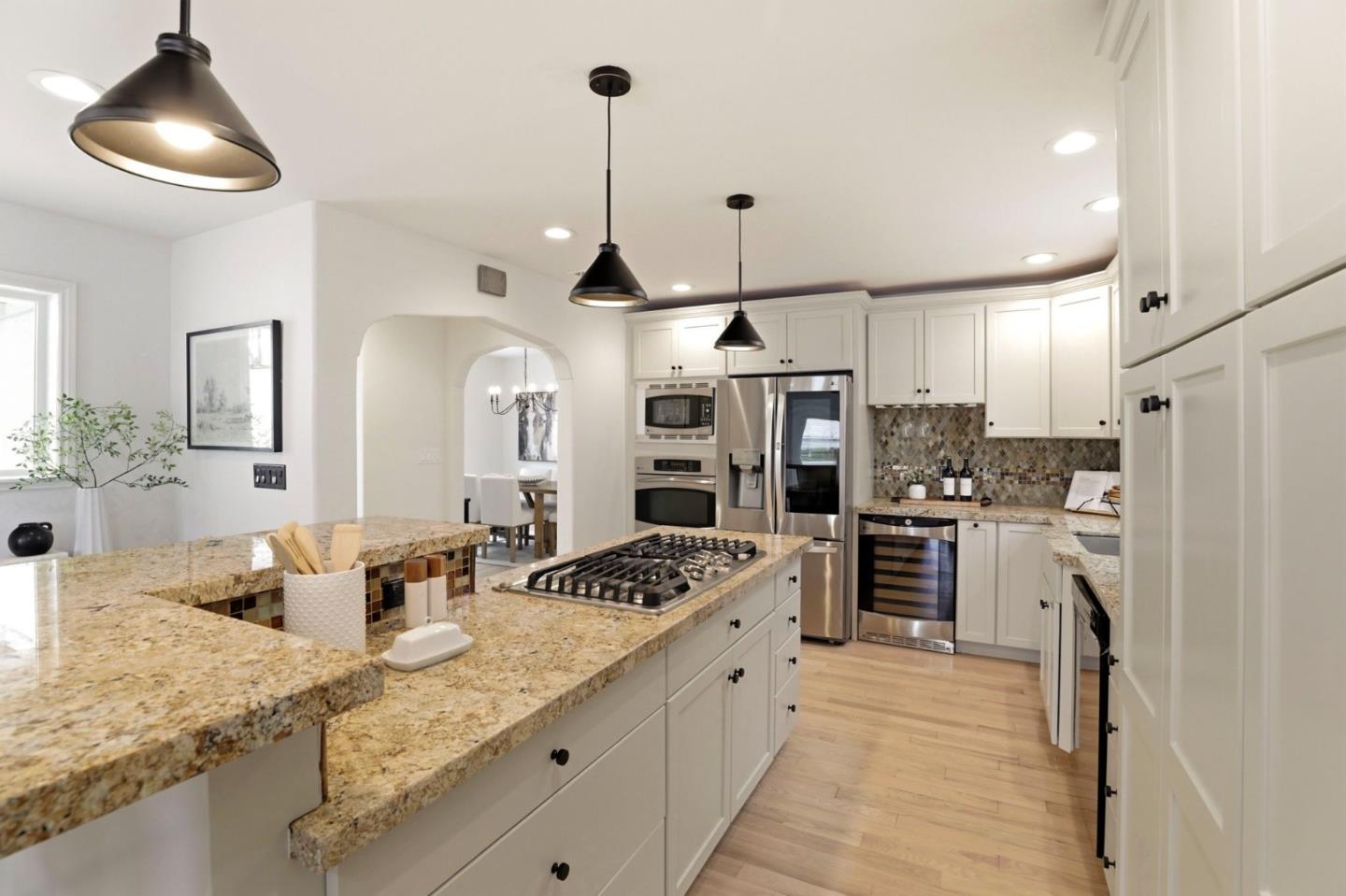 Detail Gallery Image 14 of 35 For 1440 Howard Ave, San Carlos,  CA 94070 - 3 Beds | 2/1 Baths