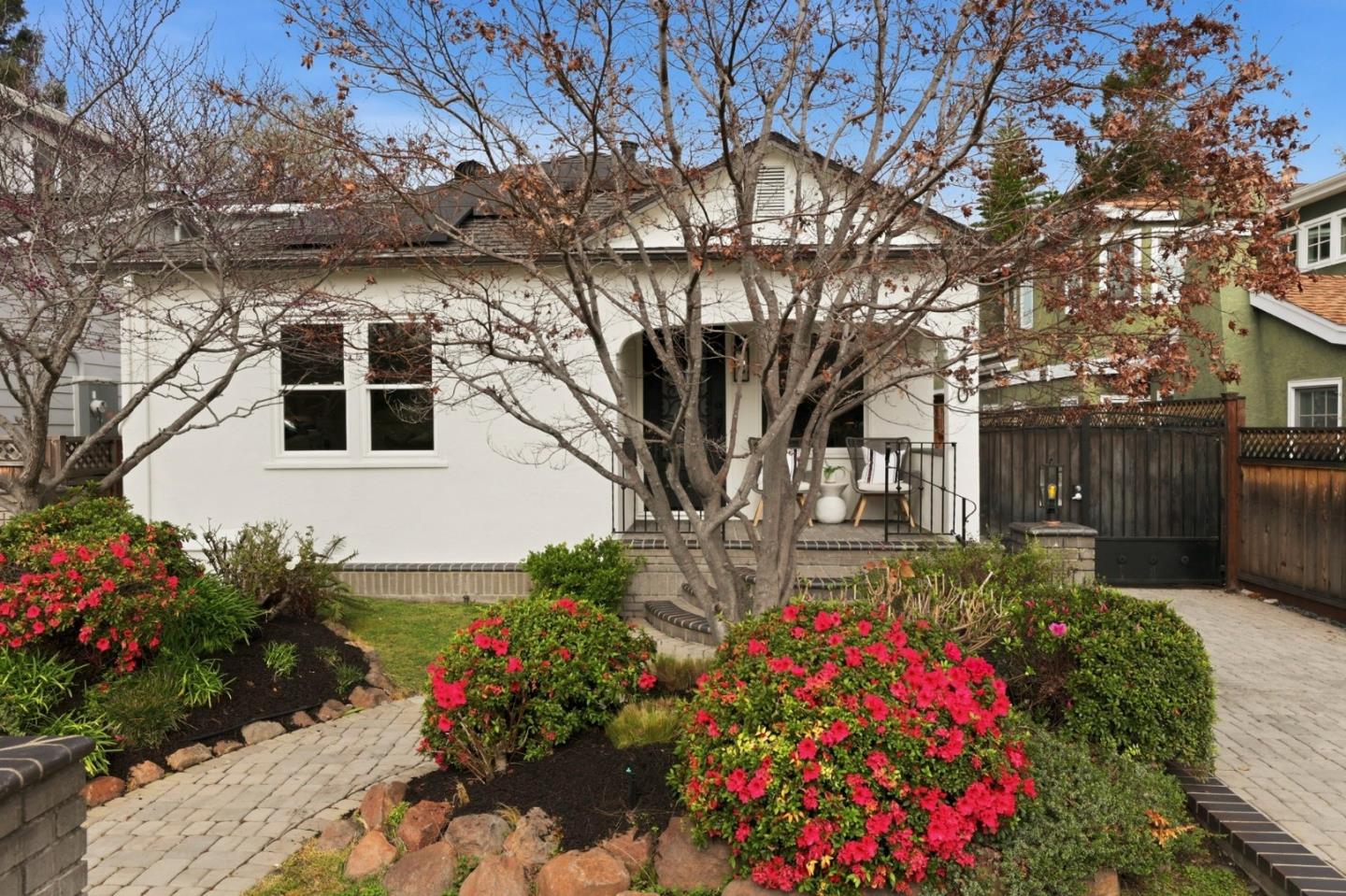 Detail Gallery Image 2 of 35 For 1440 Howard Ave, San Carlos,  CA 94070 - 3 Beds | 2/1 Baths