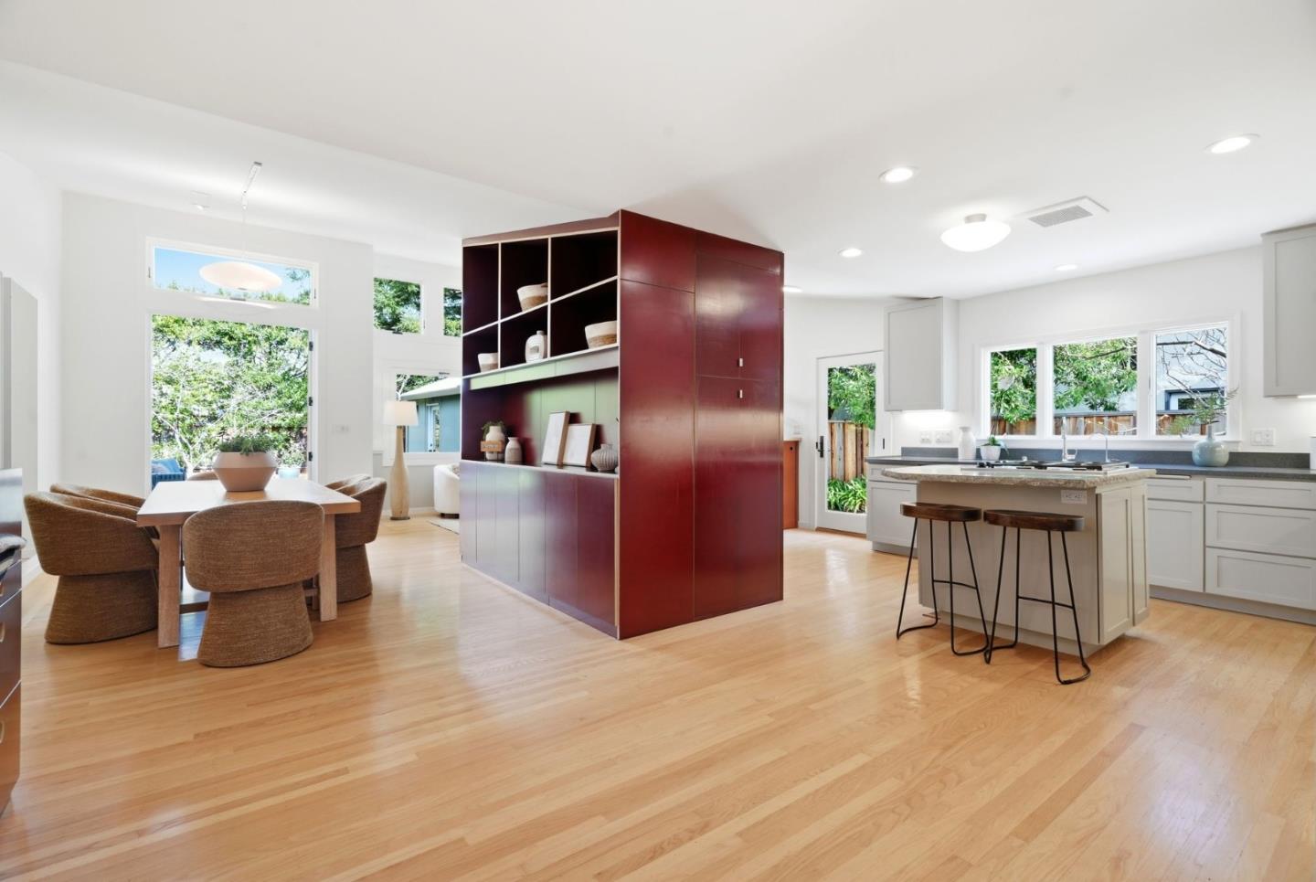 Detail Gallery Image 11 of 31 For 2703 South Ct, Palo Alto,  CA 94306 - 3 Beds | 2 Baths