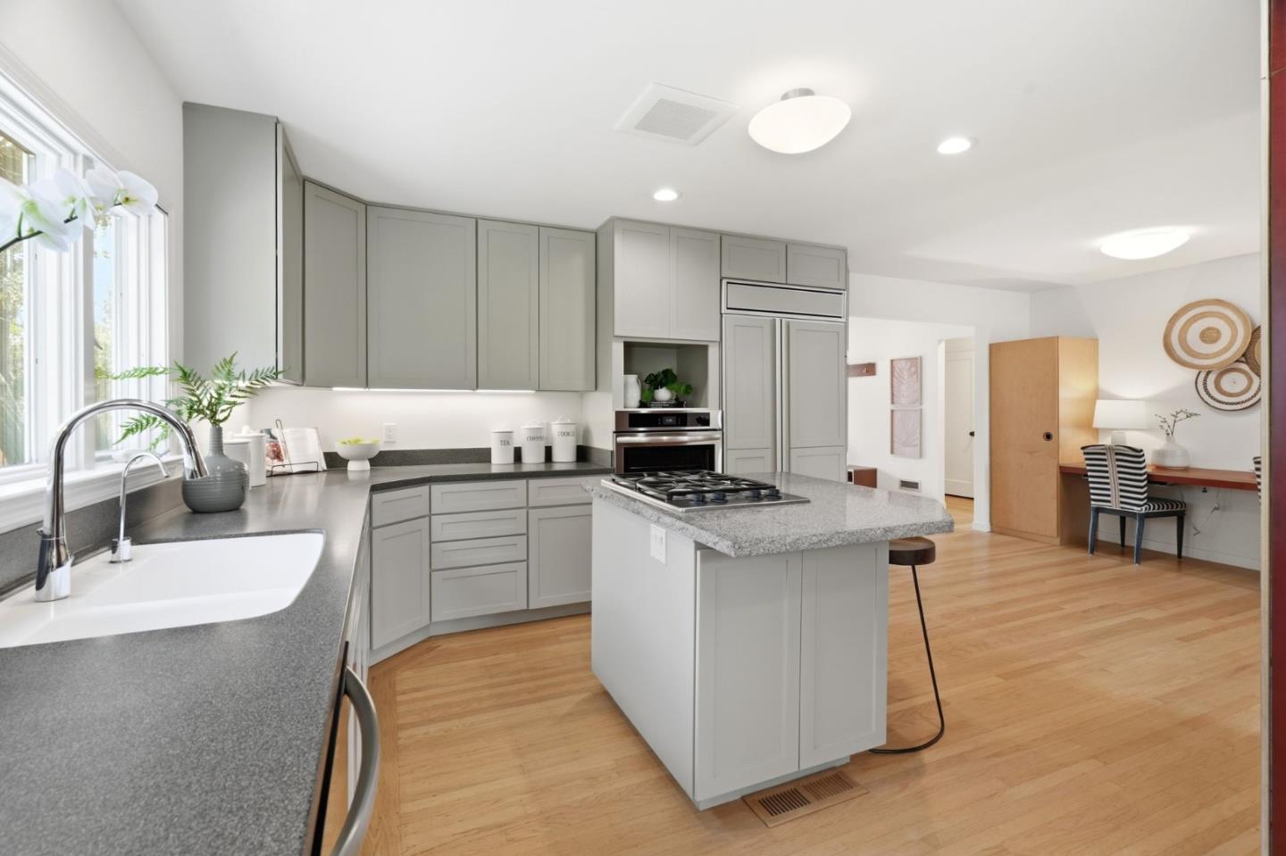 Detail Gallery Image 13 of 31 For 2703 South Ct, Palo Alto,  CA 94306 - 3 Beds | 2 Baths