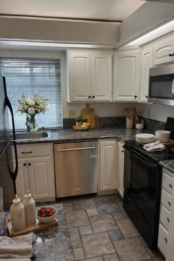 Detail Gallery Image 4 of 10 For 172 Hackamore Ln, Fremont,  CA 94539 - 2 Beds | 2 Baths