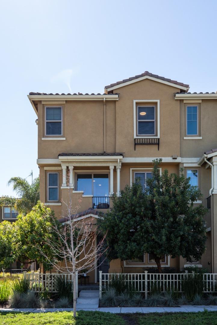 Detail Gallery Image 2 of 24 For 83 Fairchild Dr, Mountain View,  CA 94043 - 4 Beds | 3/1 Baths