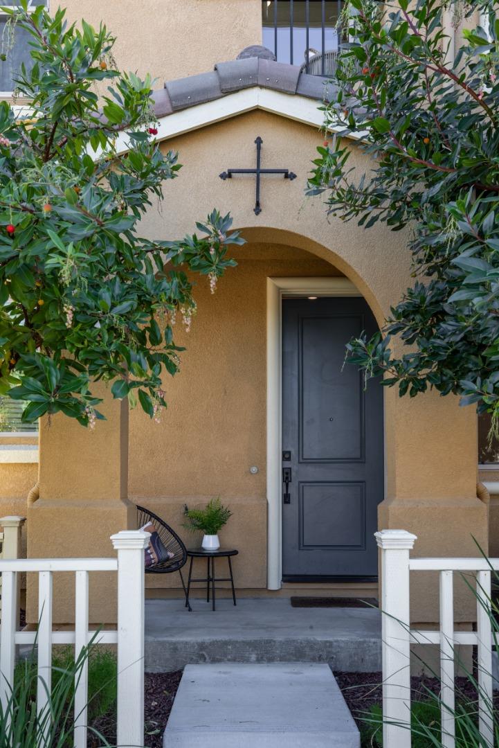 Detail Gallery Image 3 of 24 For 83 Fairchild Dr, Mountain View,  CA 94043 - 4 Beds | 3/1 Baths