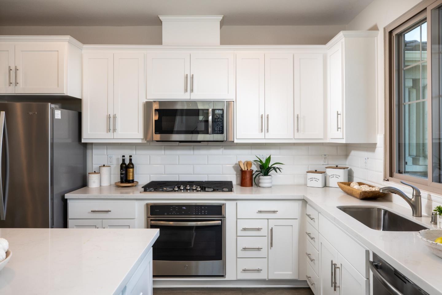 Detail Gallery Image 8 of 24 For 83 Fairchild Dr, Mountain View,  CA 94043 - 4 Beds | 3/1 Baths