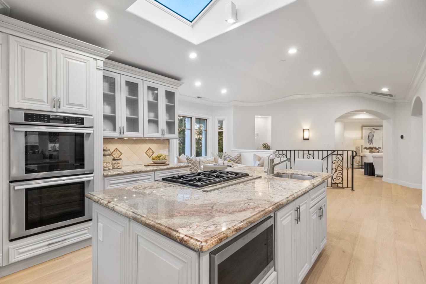 Detail Gallery Image 12 of 72 For 2260 Summit Dr, Hillsborough,  CA 94010 - 4 Beds | 3/1 Baths