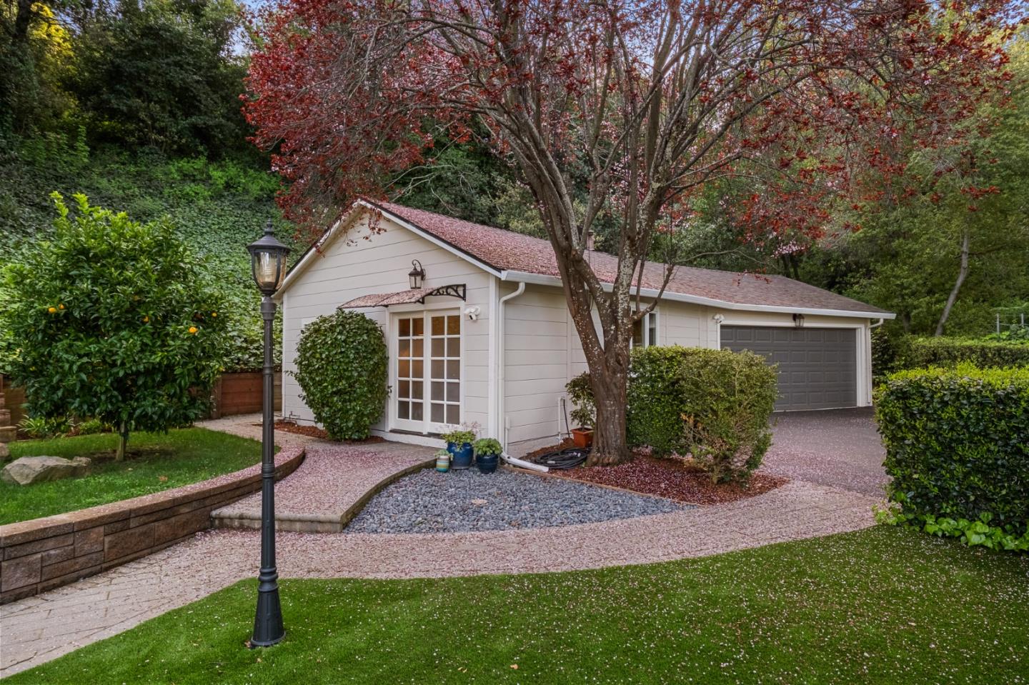 Detail Gallery Image 44 of 72 For 2260 Summit Dr, Hillsborough,  CA 94010 - 4 Beds | 3/1 Baths