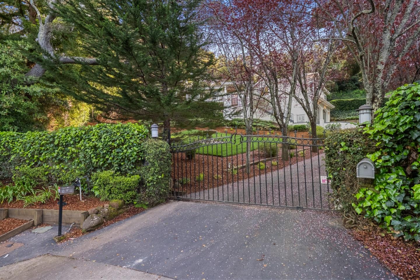 Detail Gallery Image 60 of 72 For 2260 Summit Dr, Hillsborough,  CA 94010 - 4 Beds | 3/1 Baths