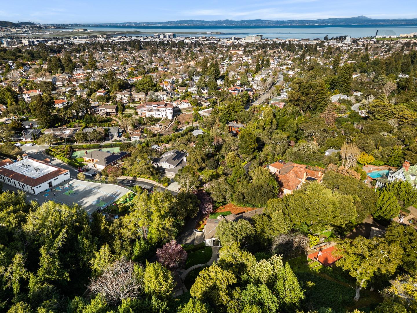 Detail Gallery Image 68 of 72 For 2260 Summit Dr, Hillsborough,  CA 94010 - 4 Beds | 3/1 Baths