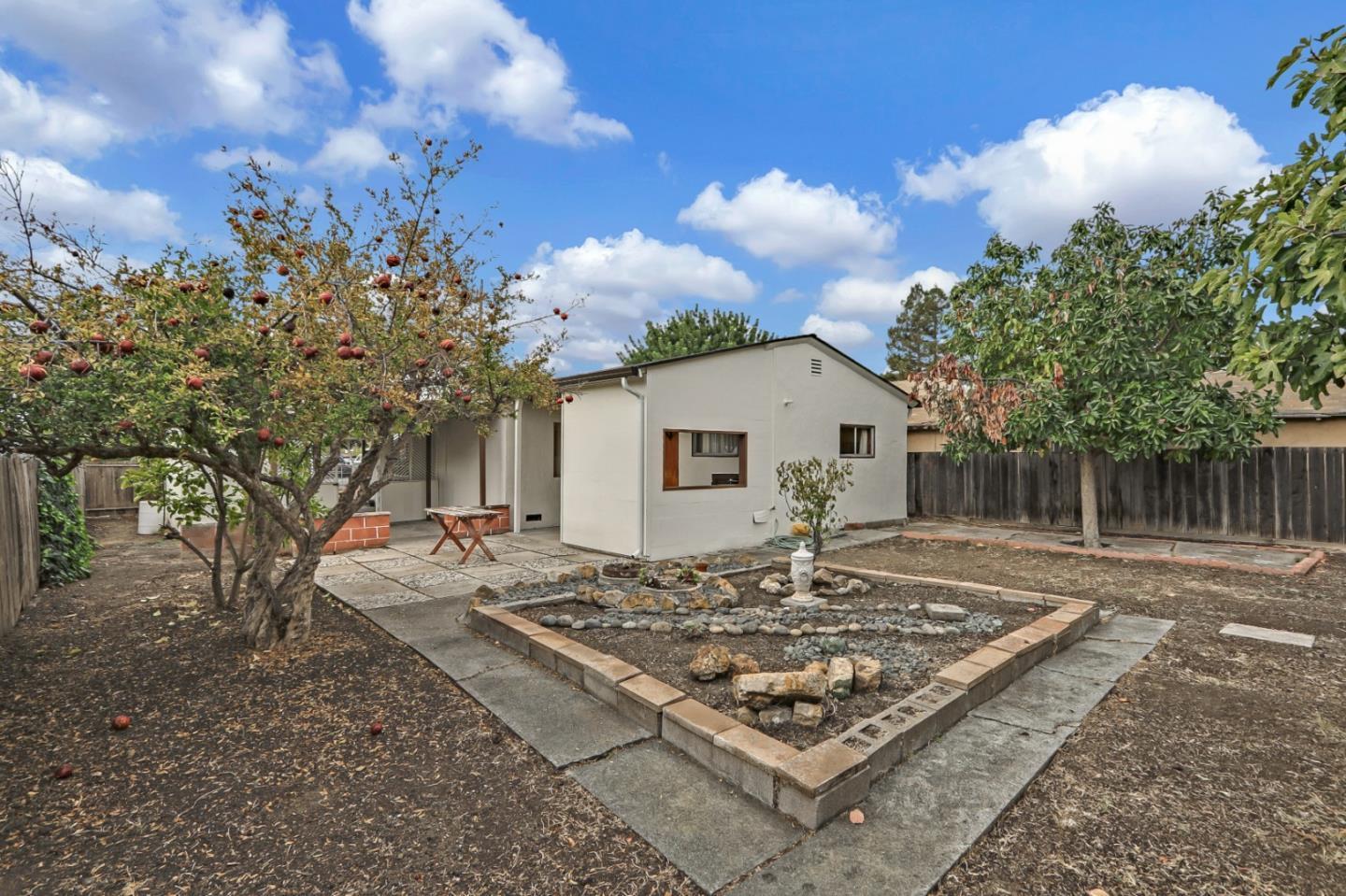 Detail Gallery Image 3 of 7 For 380 Meadow Ln, San Jose,  CA 95127 - 2 Beds | 1 Baths