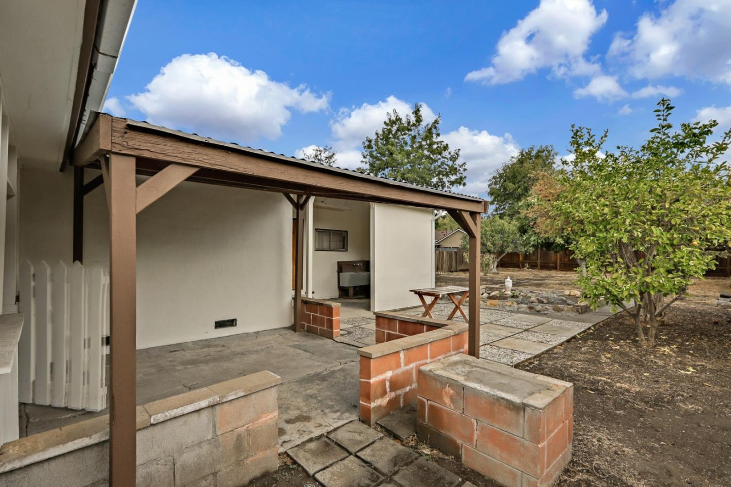 Detail Gallery Image 4 of 7 For 380 Meadow Ln, San Jose,  CA 95127 - 2 Beds | 1 Baths