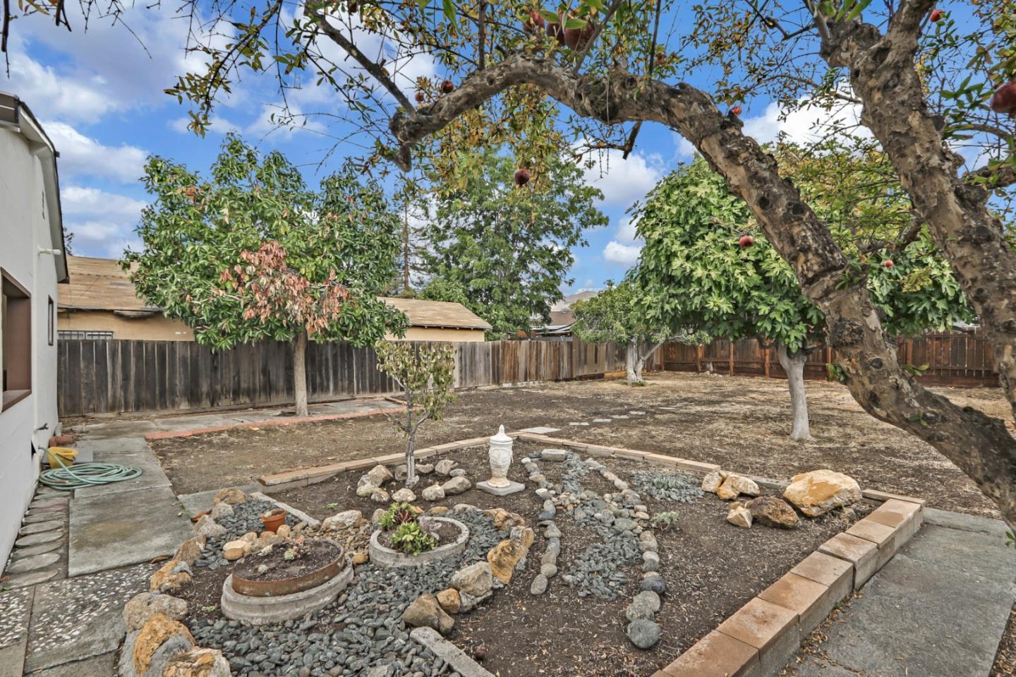 Detail Gallery Image 7 of 7 For 380 Meadow Ln, San Jose,  CA 95127 - 2 Beds | 1 Baths