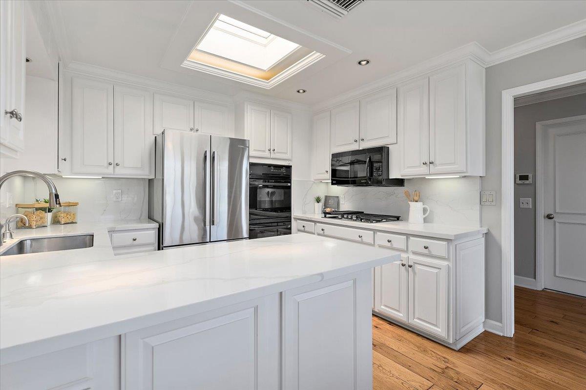 Detail Gallery Image 11 of 34 For 22 Bay Tree Ln #22,  Los Altos,  CA 94022 - 2 Beds | 2 Baths