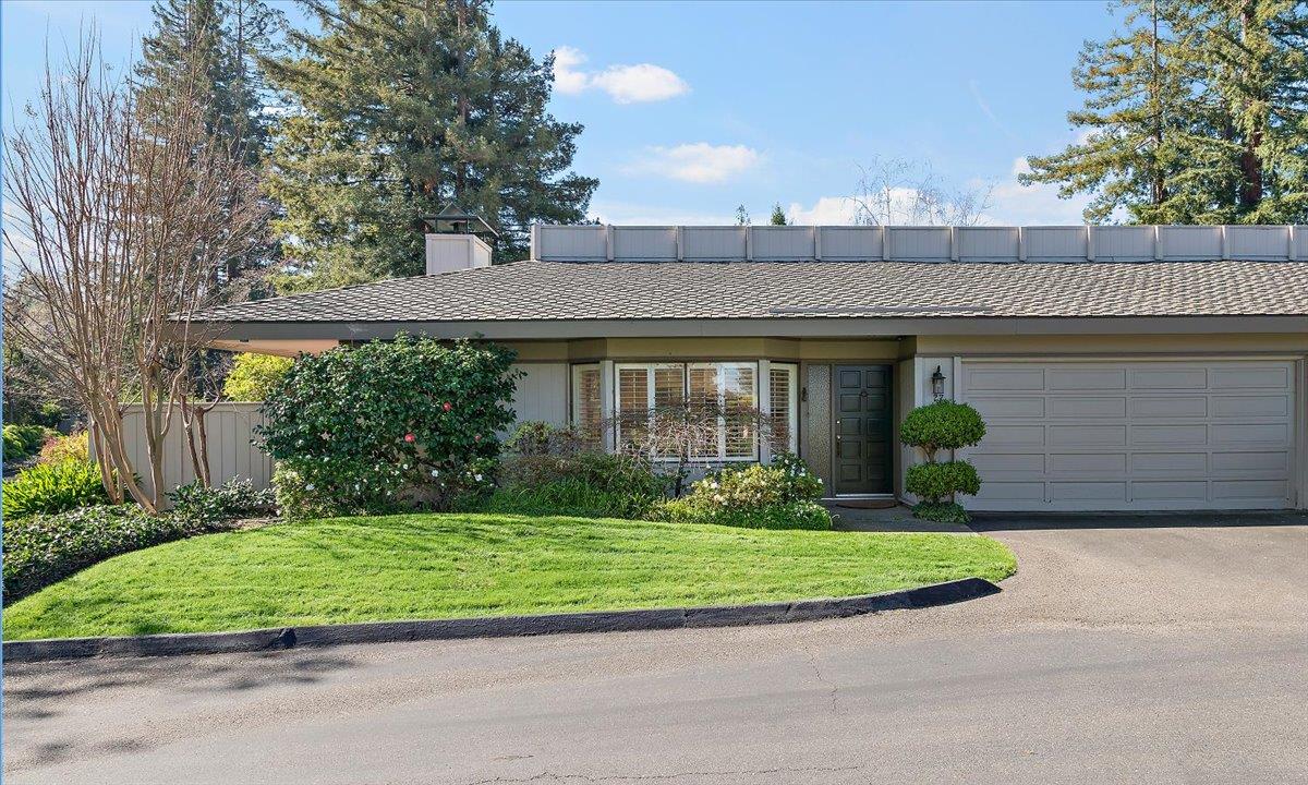 Detail Gallery Image 2 of 34 For 22 Bay Tree Ln #22,  Los Altos,  CA 94022 - 2 Beds | 2 Baths