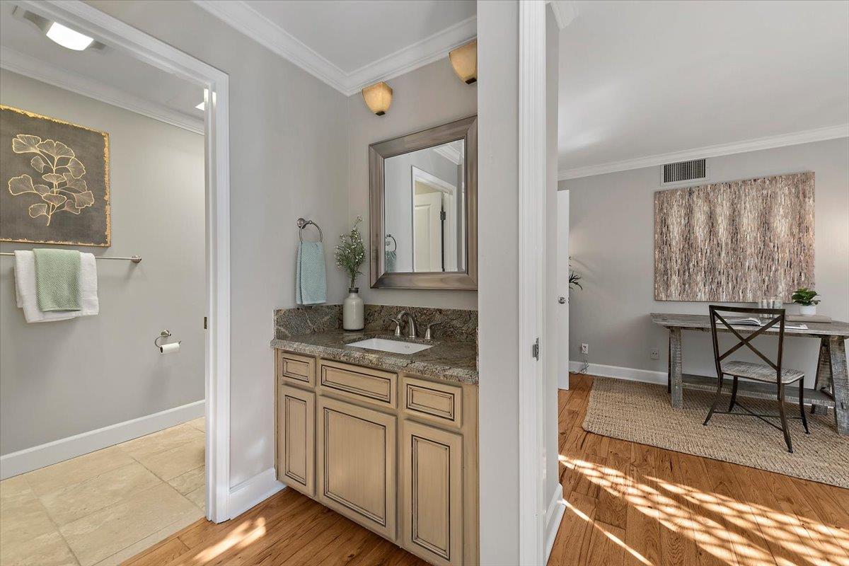 Detail Gallery Image 22 of 34 For 22 Bay Tree Ln #22,  Los Altos,  CA 94022 - 2 Beds | 2 Baths