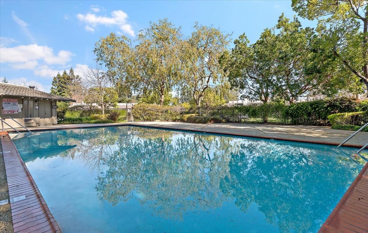 Detail Gallery Image 29 of 34 For 22 Bay Tree Ln #22,  Los Altos,  CA 94022 - 2 Beds | 2 Baths