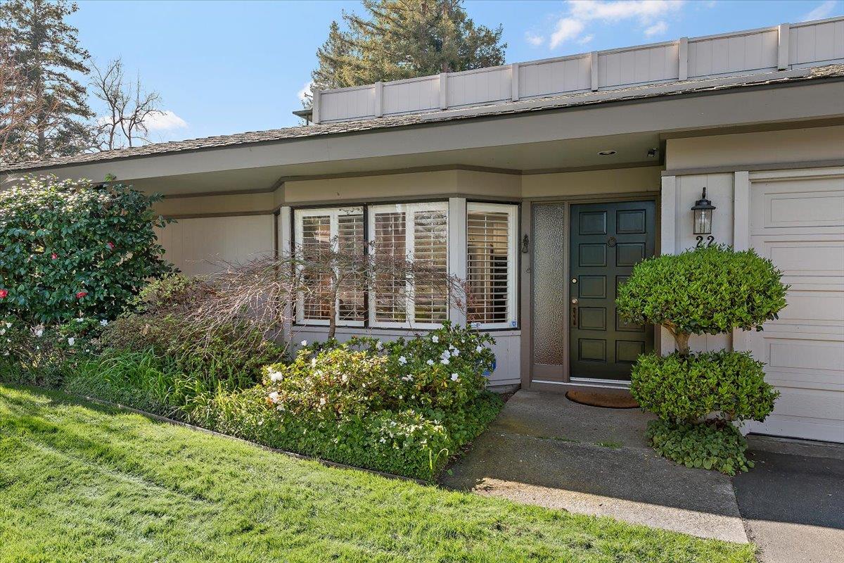 Detail Gallery Image 3 of 34 For 22 Bay Tree Ln #22,  Los Altos,  CA 94022 - 2 Beds | 2 Baths