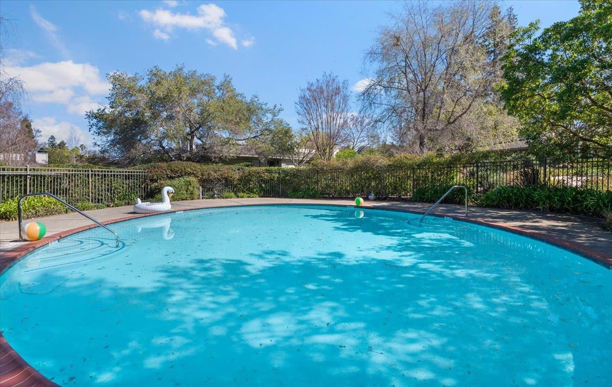 Detail Gallery Image 30 of 34 For 22 Bay Tree Ln #22,  Los Altos,  CA 94022 - 2 Beds | 2 Baths