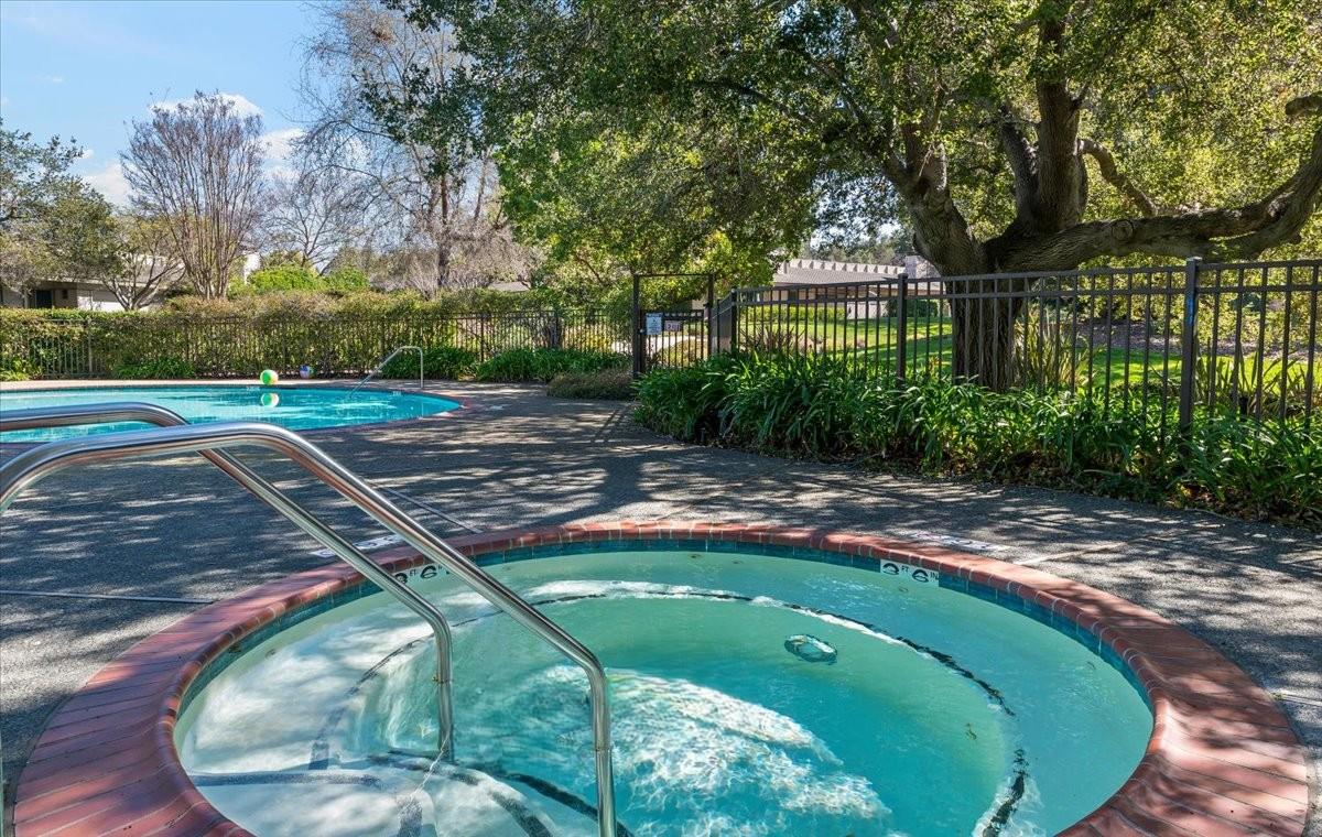 Detail Gallery Image 31 of 34 For 22 Bay Tree Ln #22,  Los Altos,  CA 94022 - 2 Beds | 2 Baths