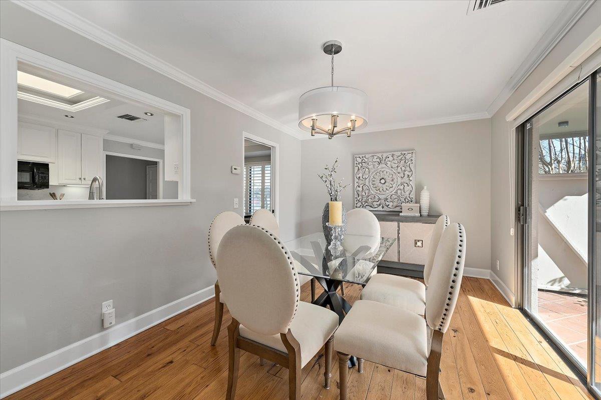 Detail Gallery Image 8 of 34 For 22 Bay Tree Ln #22,  Los Altos,  CA 94022 - 2 Beds | 2 Baths