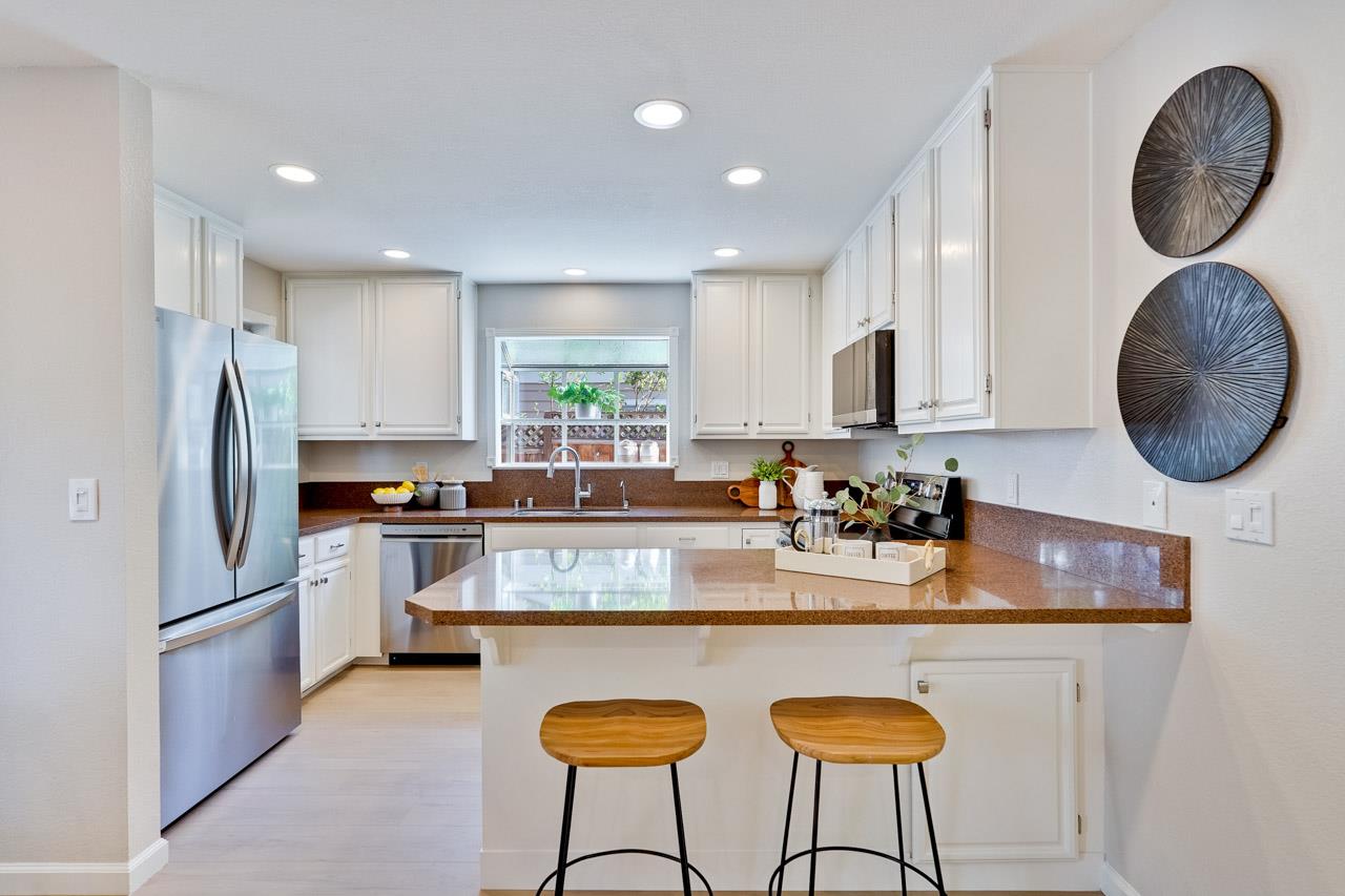 Detail Gallery Image 10 of 49 For 2112 Windrose Pl, Mountain View,  CA 94043 - 3 Beds | 2/1 Baths