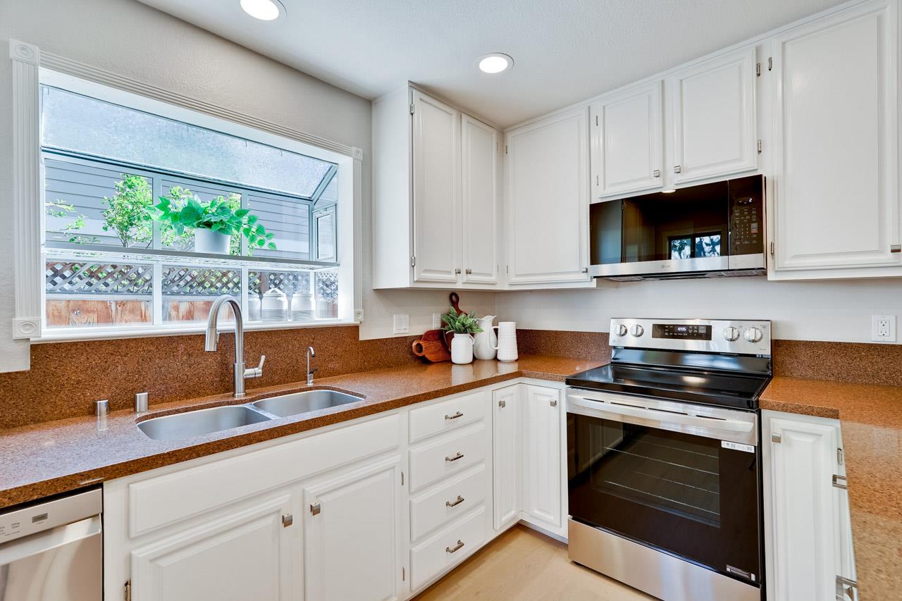 Detail Gallery Image 11 of 49 For 2112 Windrose Pl, Mountain View,  CA 94043 - 3 Beds | 2/1 Baths