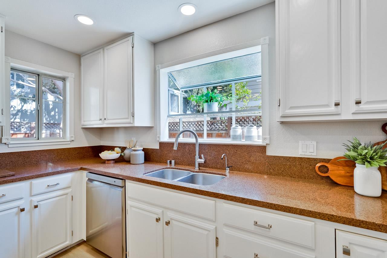 Detail Gallery Image 12 of 49 For 2112 Windrose Pl, Mountain View,  CA 94043 - 3 Beds | 2/1 Baths