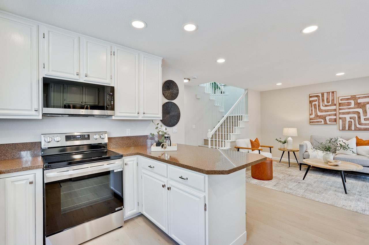 Detail Gallery Image 14 of 49 For 2112 Windrose Pl, Mountain View,  CA 94043 - 3 Beds | 2/1 Baths