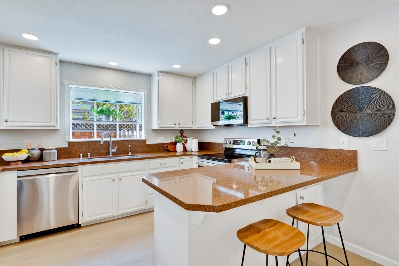 Detail Gallery Image 15 of 49 For 2112 Windrose Pl, Mountain View,  CA 94043 - 3 Beds | 2/1 Baths