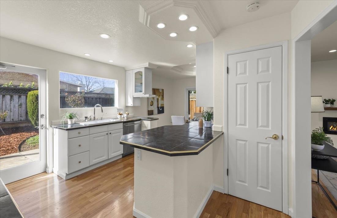 Detail Gallery Image 9 of 45 For 3393 Kathleen St, San Jose,  CA 95124 - 5 Beds | 3 Baths