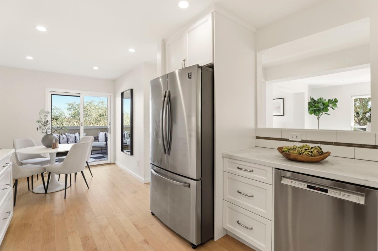 Detail Gallery Image 13 of 67 For 10 Mayflower Ln, San Carlos,  CA 94070 - 3 Beds | 2/1 Baths