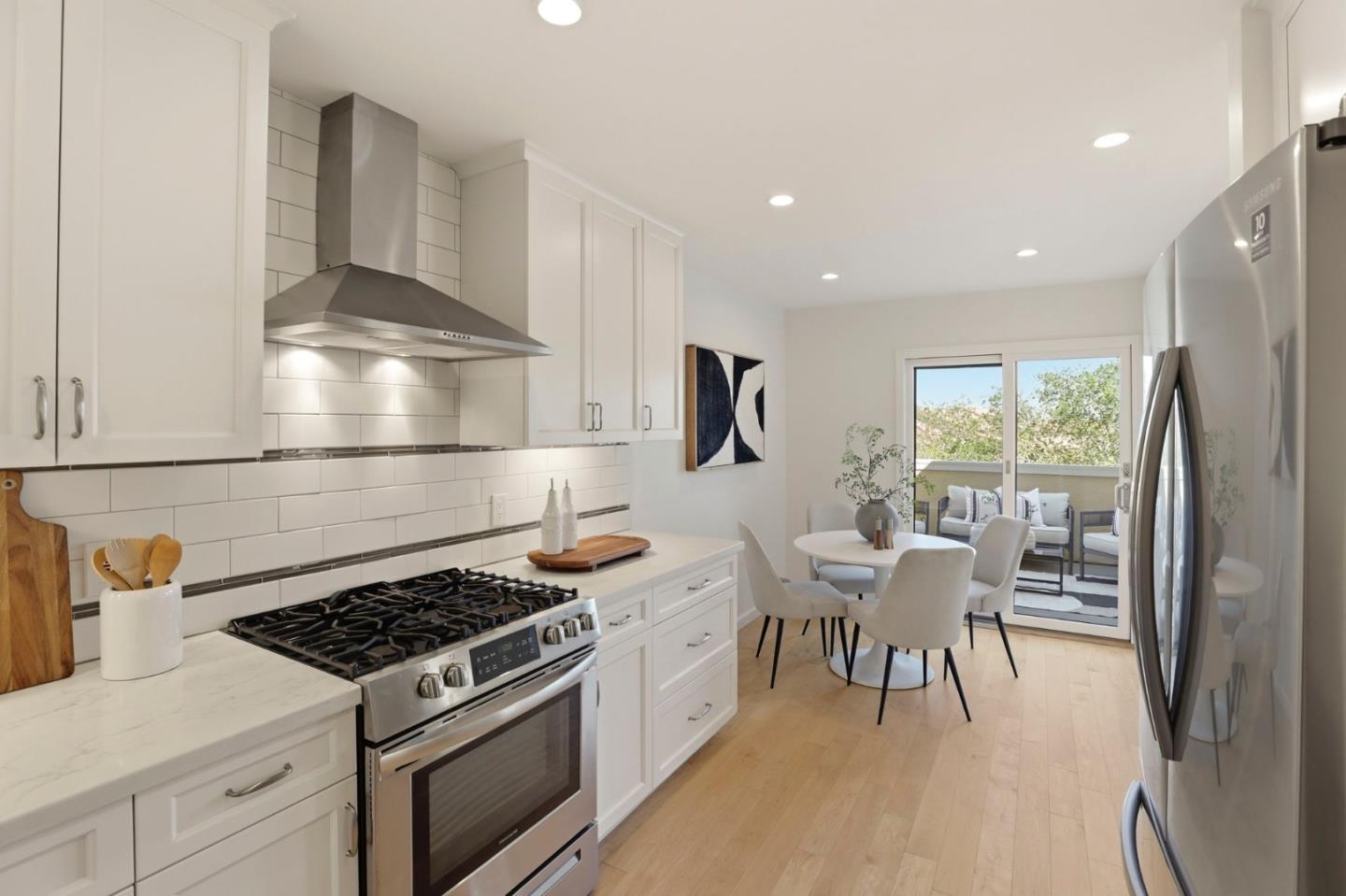 Detail Gallery Image 14 of 67 For 10 Mayflower Ln, San Carlos,  CA 94070 - 3 Beds | 2/1 Baths