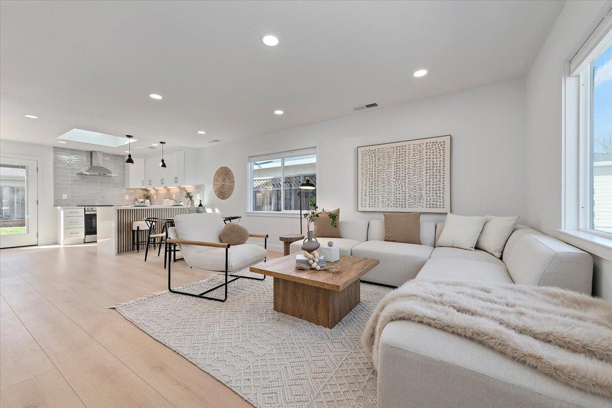 Detail Gallery Image 4 of 21 For 3193 Calzar Dr, San Jose,  CA 95118 - 3 Beds | 2 Baths