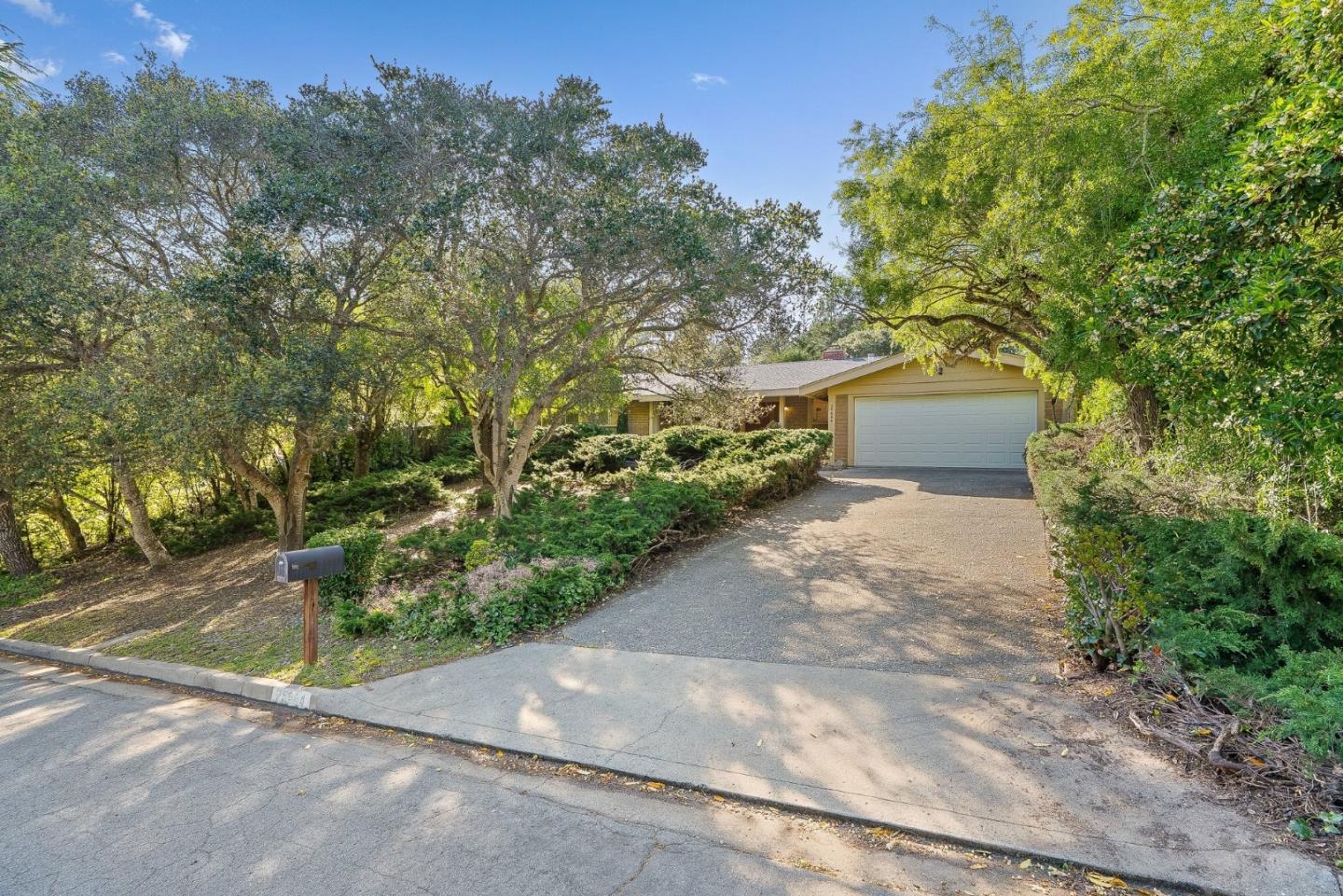 Detail Gallery Image 2 of 30 For 25664 Carmel Knolls Dr, Carmel,  CA 93923 - 3 Beds | 2 Baths