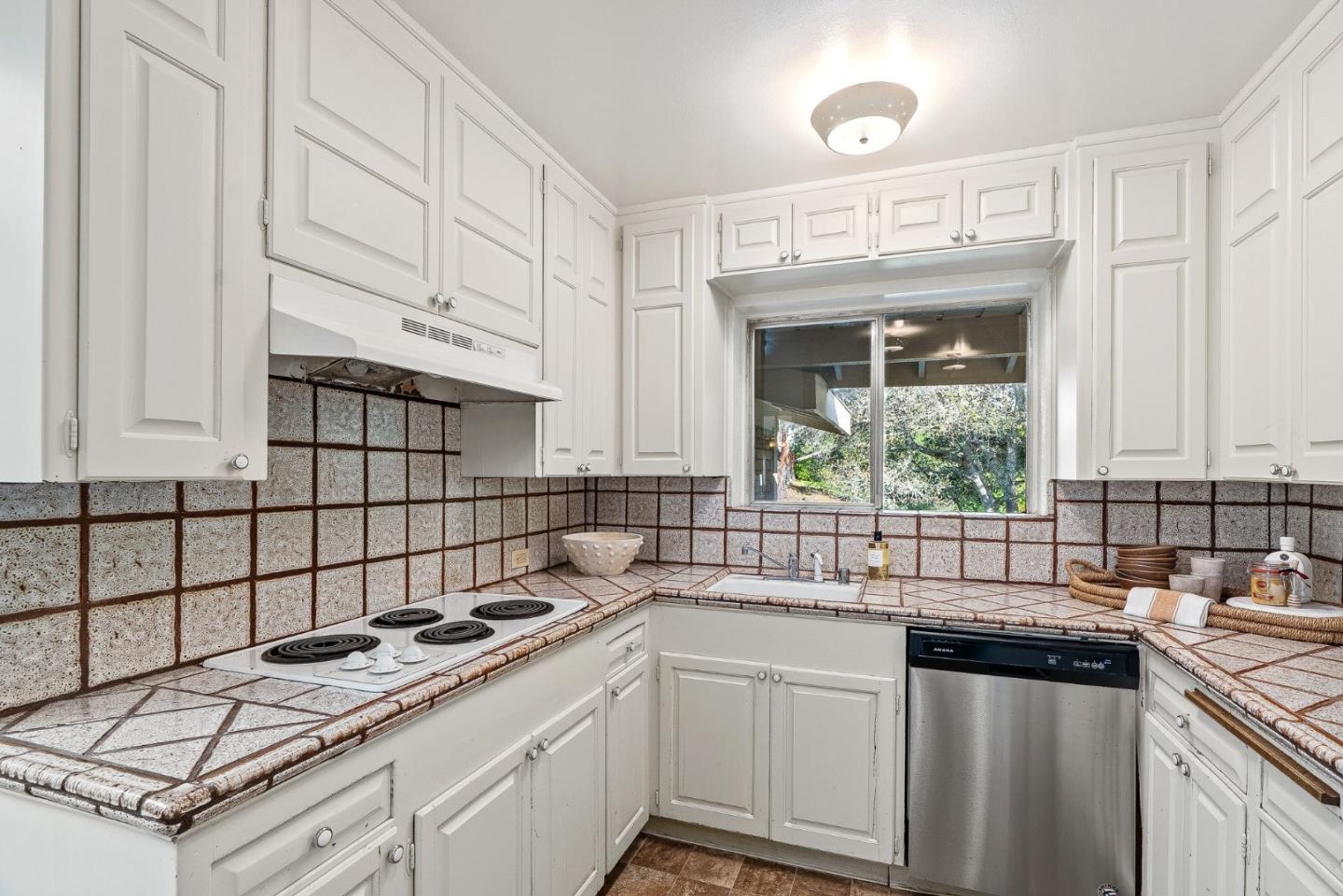 Detail Gallery Image 6 of 30 For 25664 Carmel Knolls Dr, Carmel,  CA 93923 - 3 Beds | 2 Baths